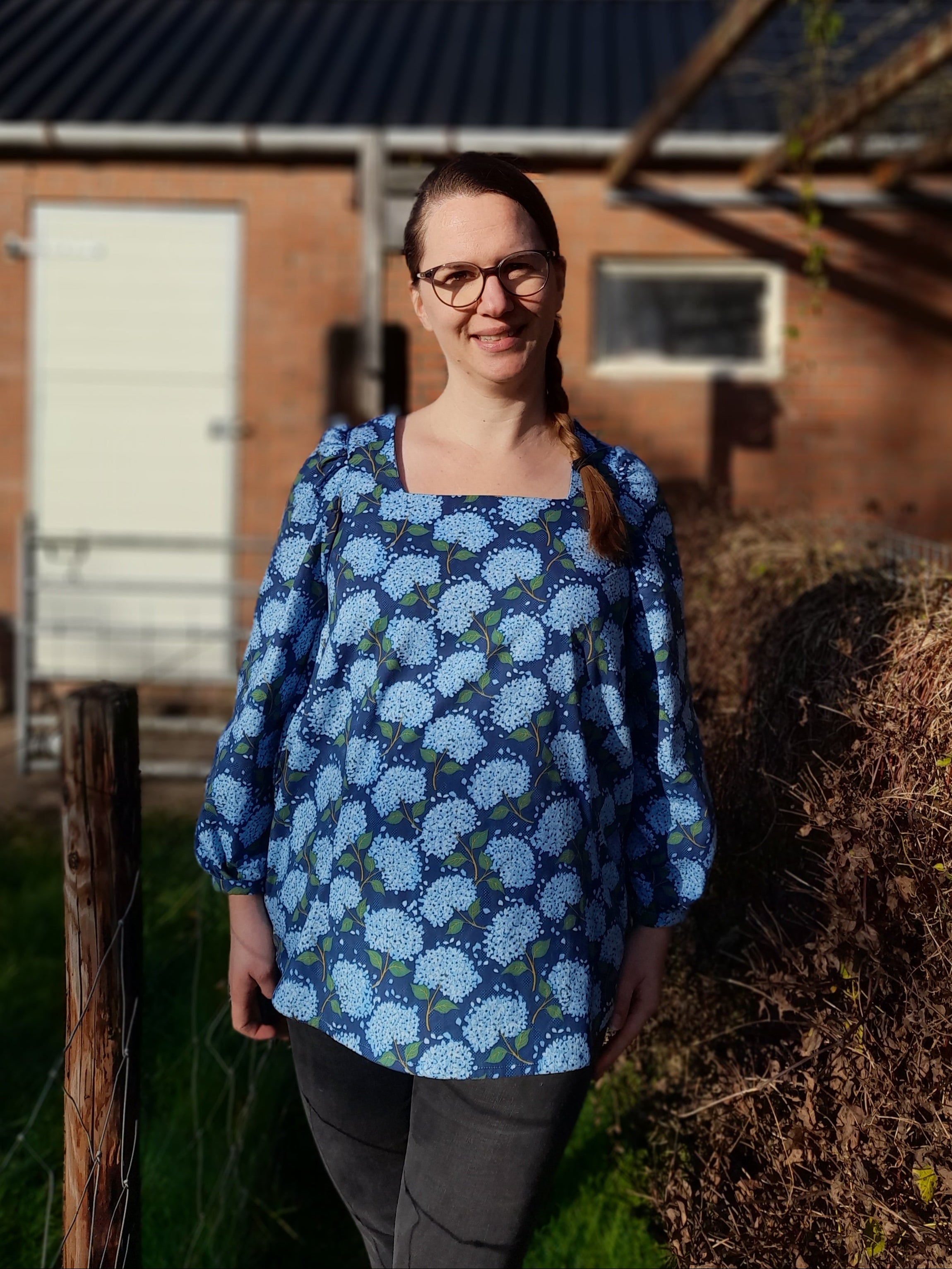 Digital sewing pattern for high-hip or hip-length blouse