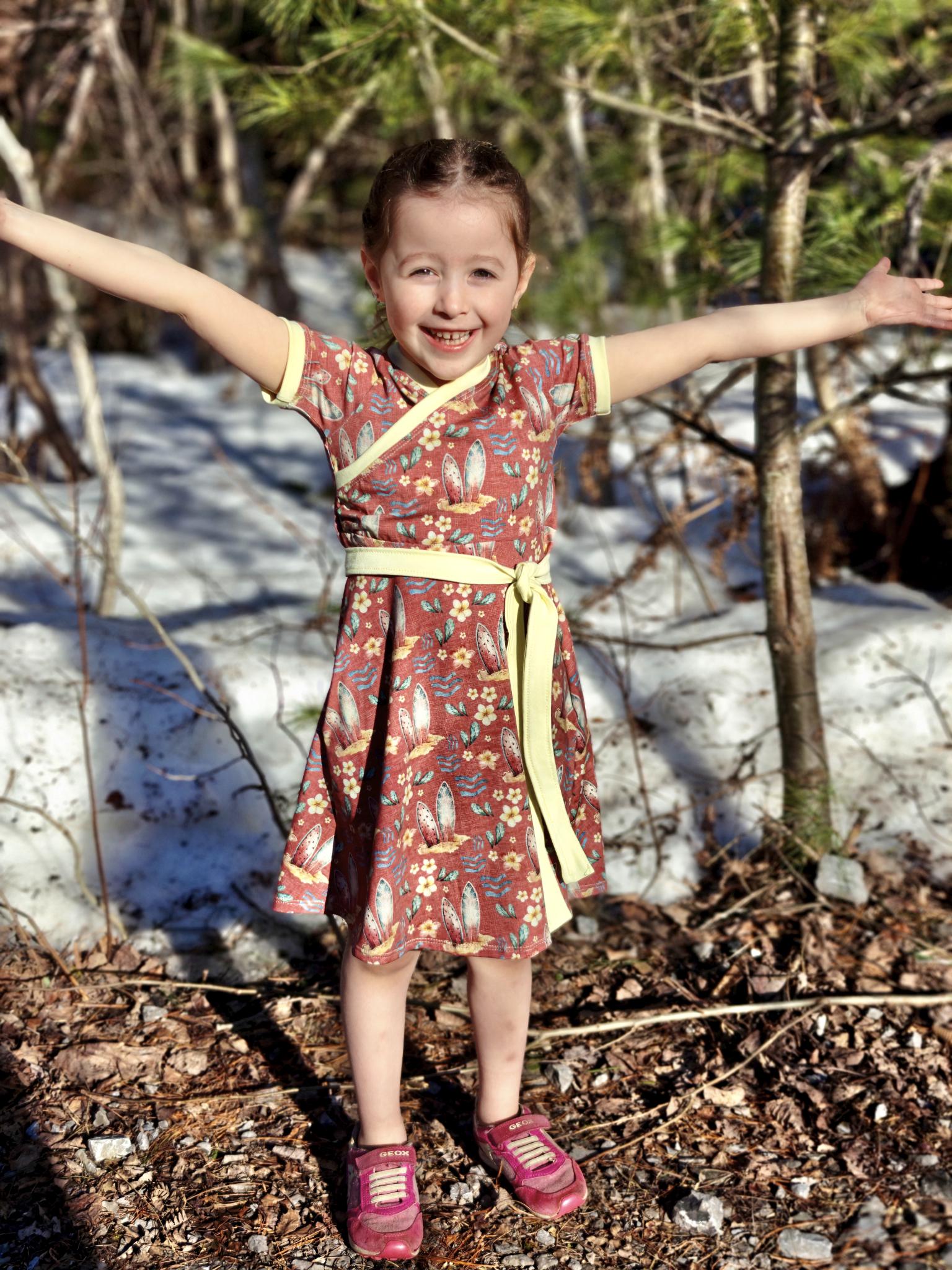 Cute summer dress for kids. Easy sewing patterns for beginners. Knit dress pattern. Short banded sleeves with sash.