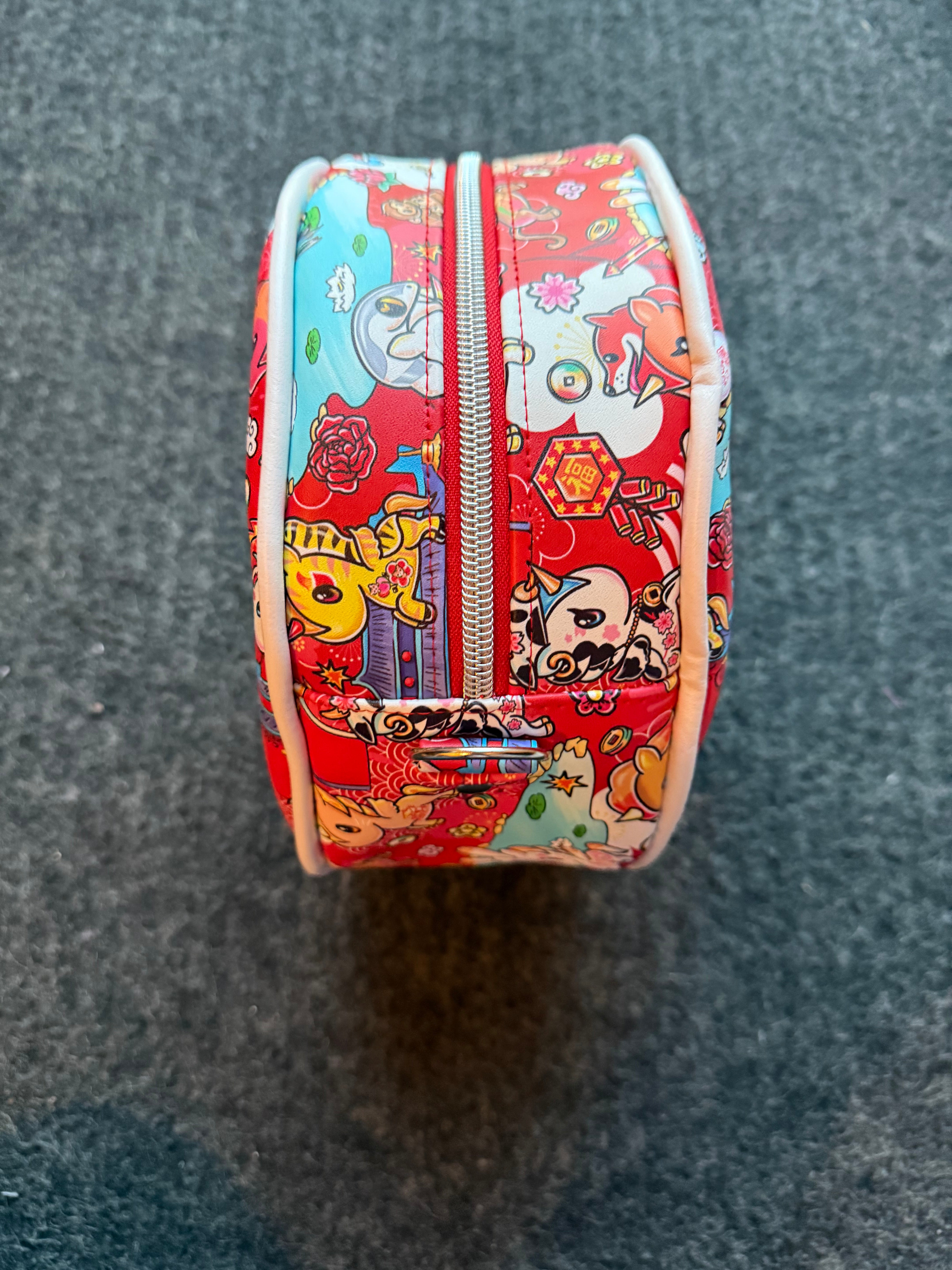 High-quality zipper installation on the curved top of the Ellie bag.