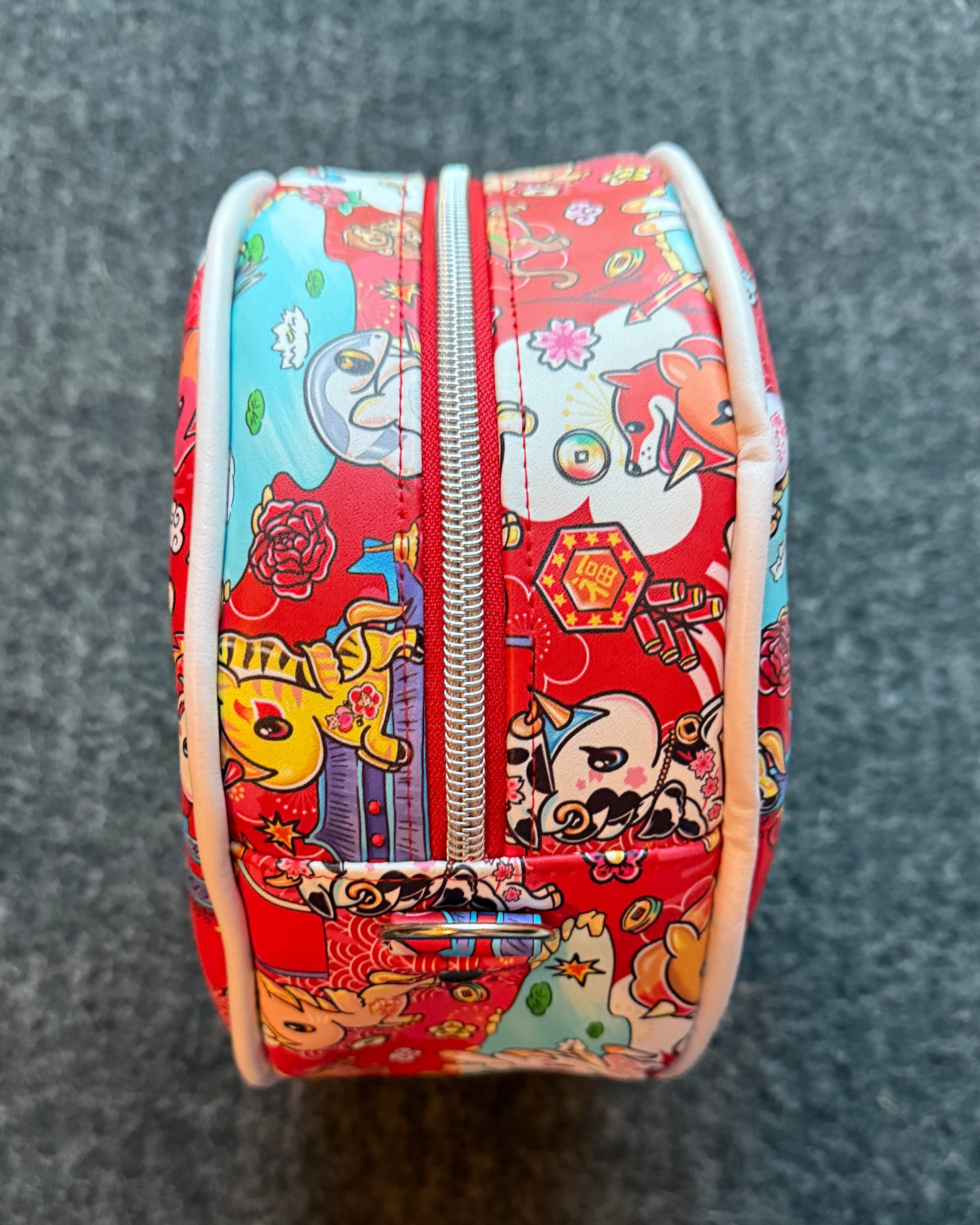 High-quality zipper installation on the curved top of the Ellie bag.