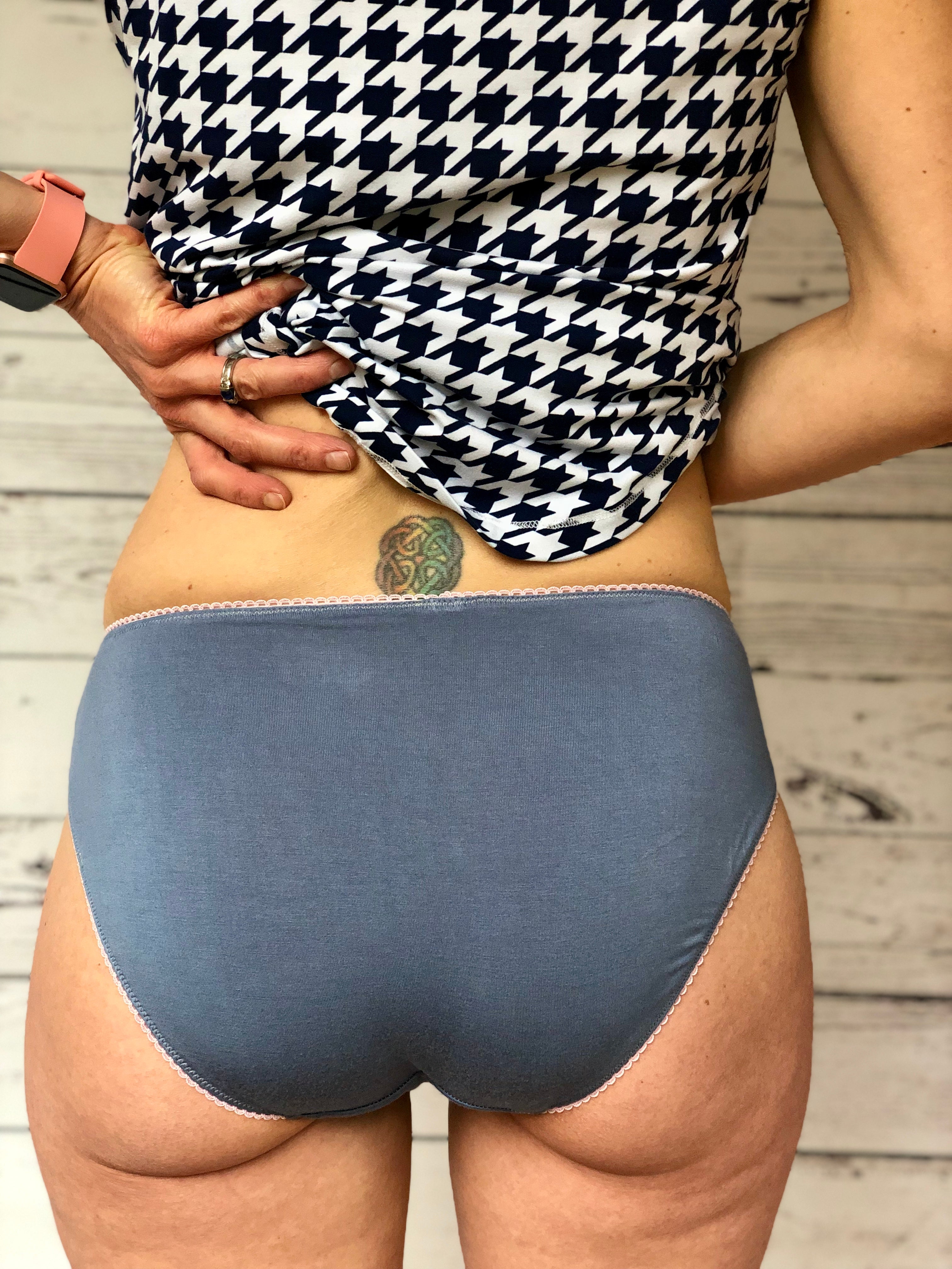 make underwear that is comfortable to wear and stays in place all day long. Easy sewing tutorial for panties.