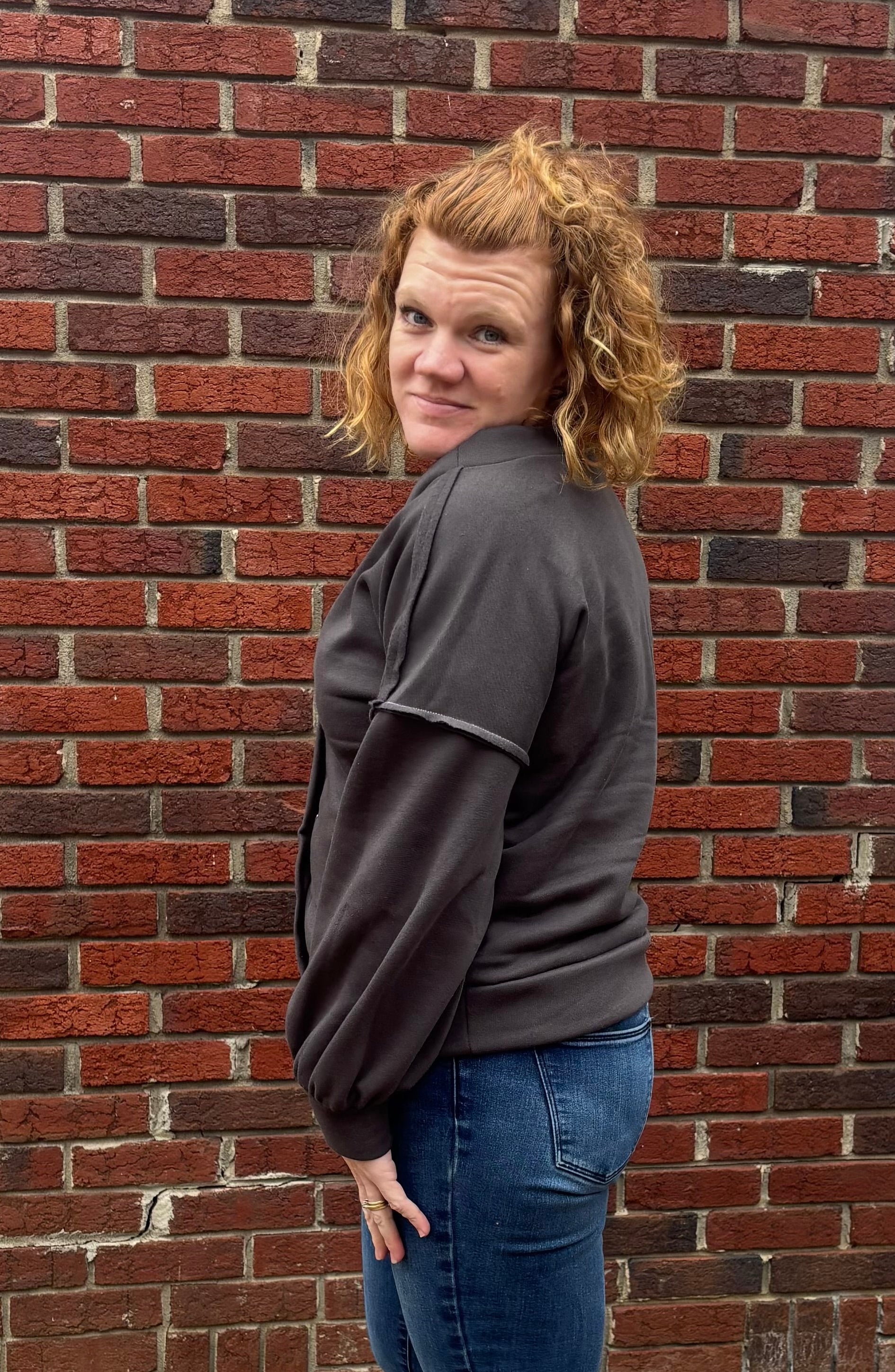 Side view of the Brielle Boxy Cardigan sewing pattern. Exposed seam details on the shoulder. 