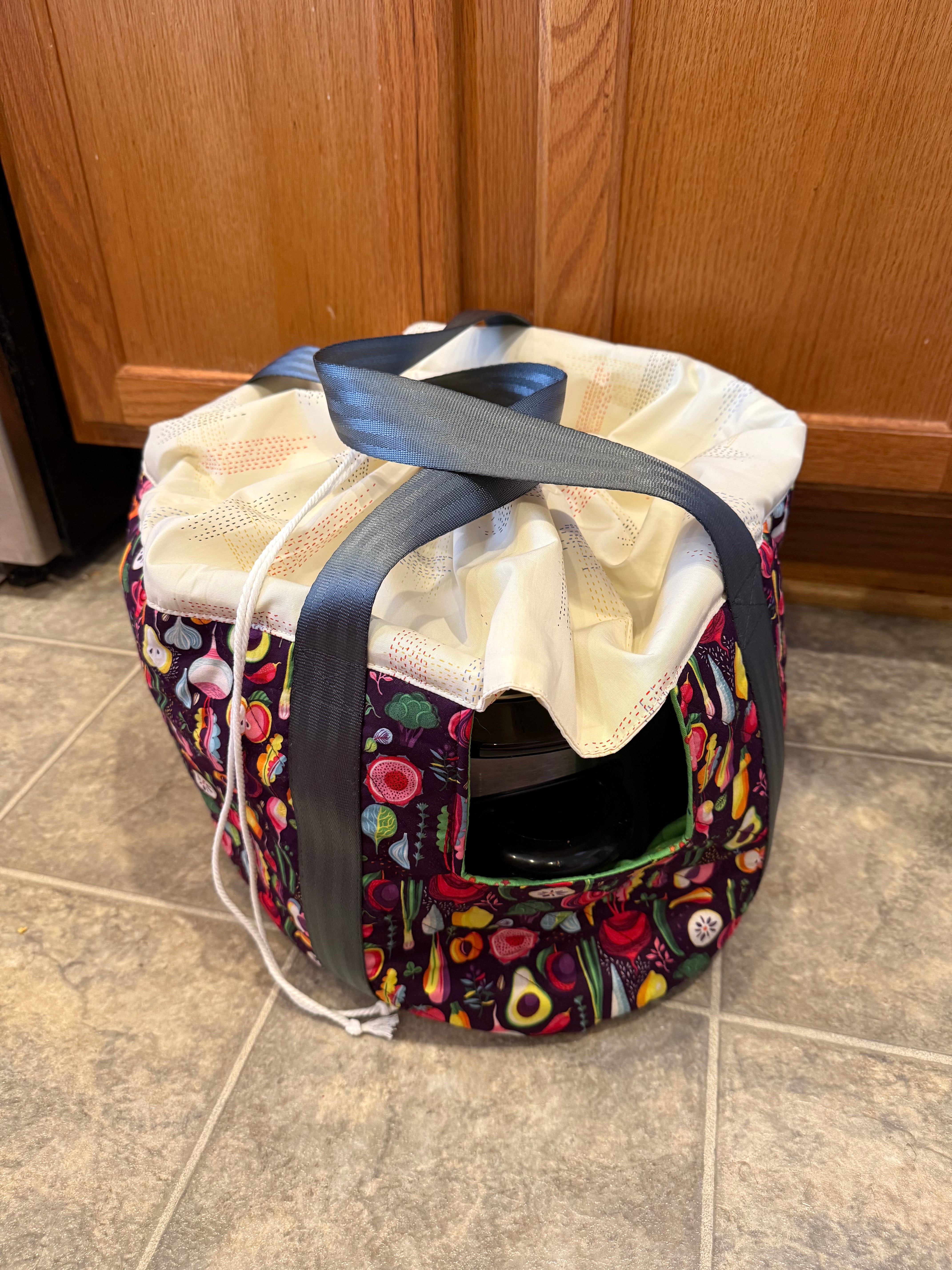 This carrier was made using the warm and cozy slow cooker carrier pattern by Ellie and Mac sewing patterns.