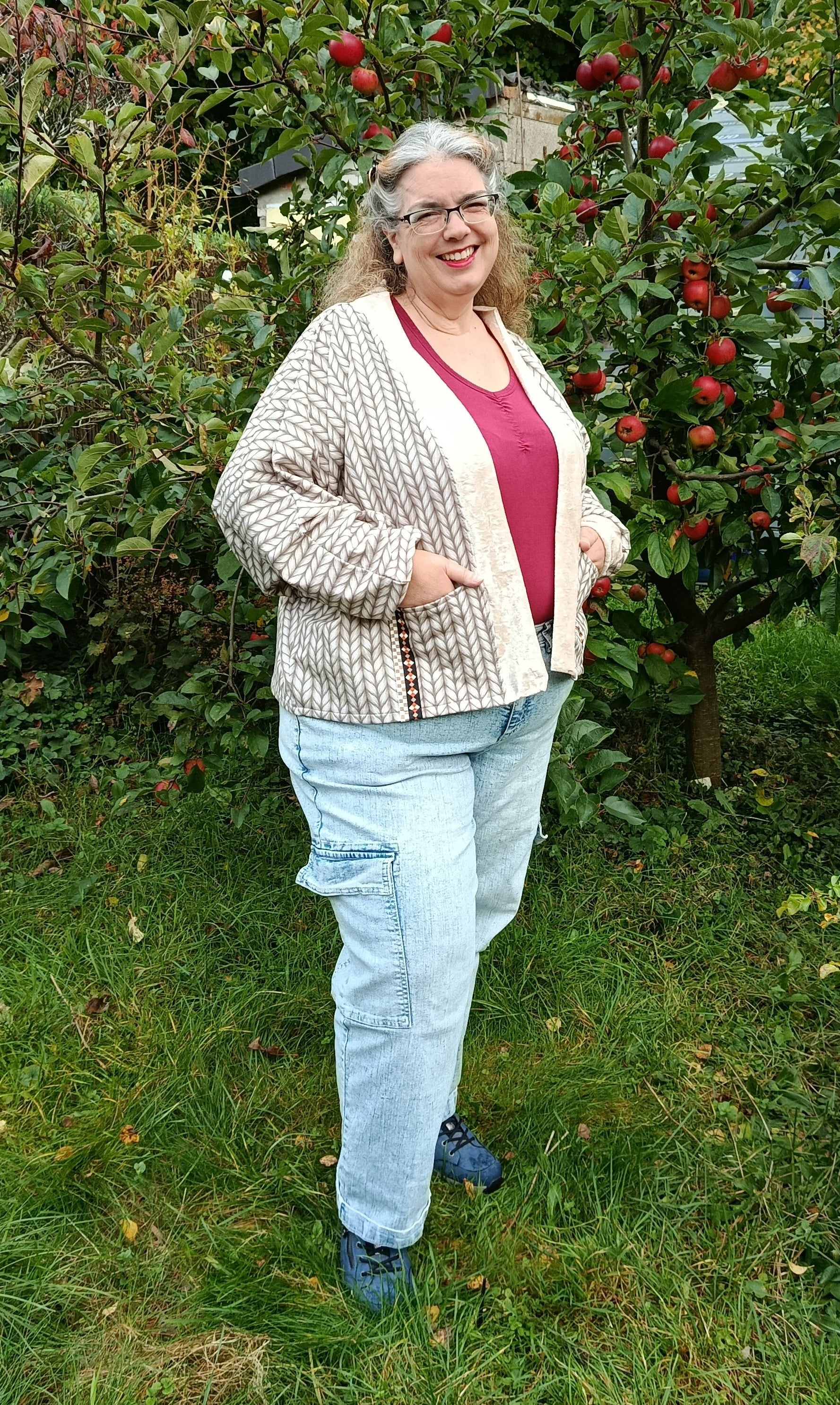 how to sew batwing sleeve on knit cardigan shown by the model in hip length.