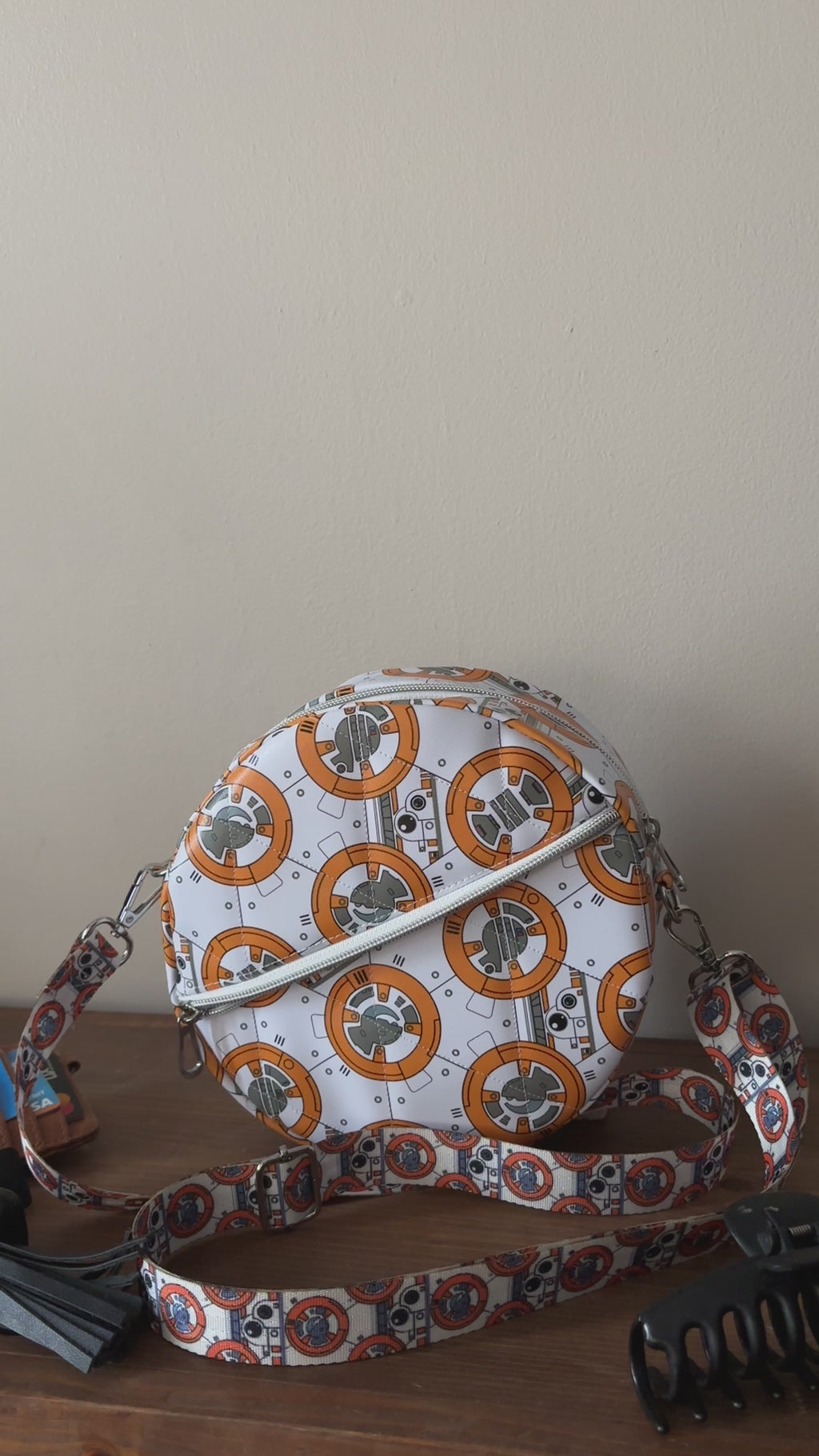 travel-essentials-round-crossbody-video