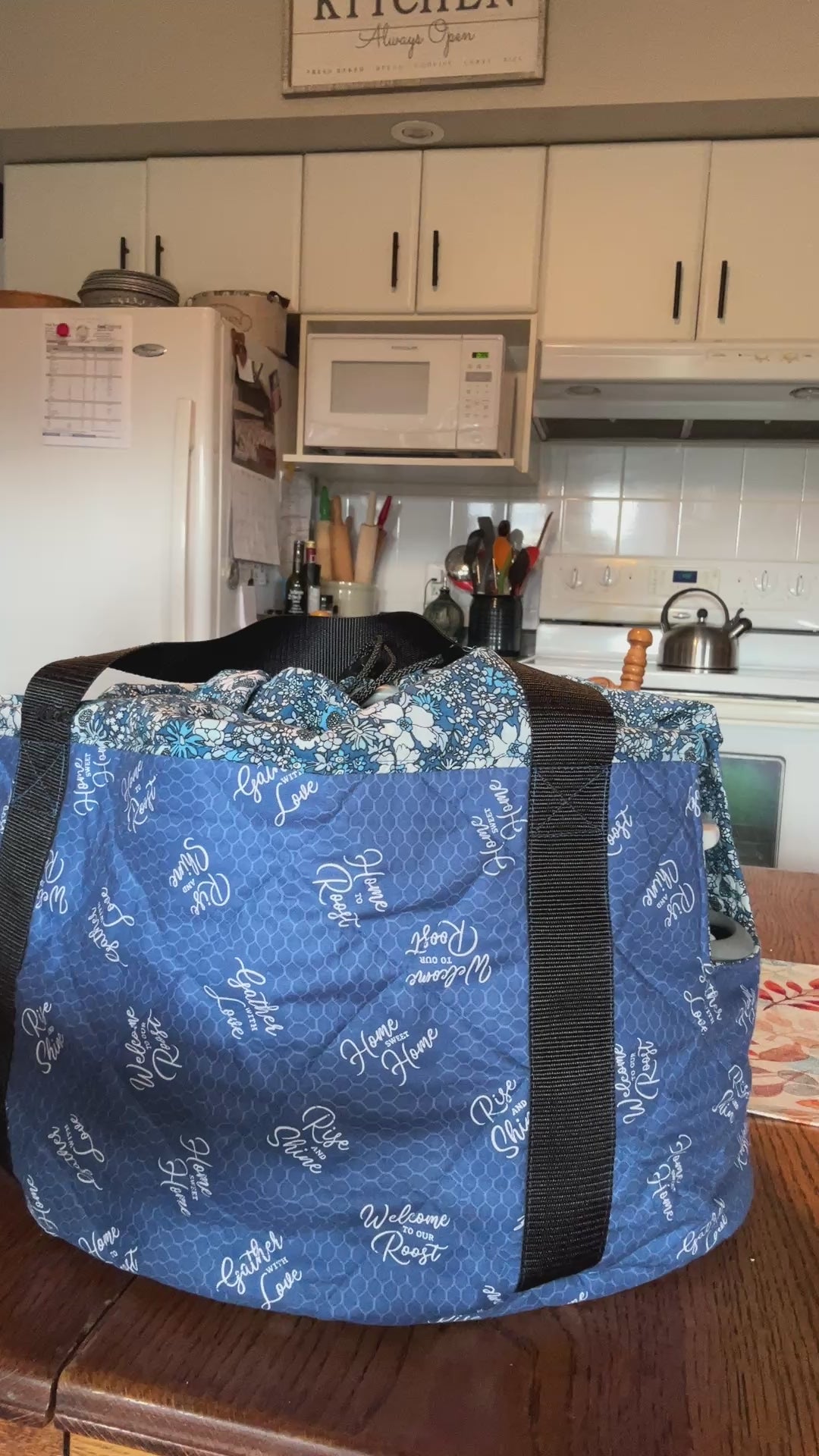 Slow cooker carrier video showing how the carrier works and the bag's features. This carrier was made using the warm and cozy slow cooker carrier pattern by Ellie and Mac sewing patterns.