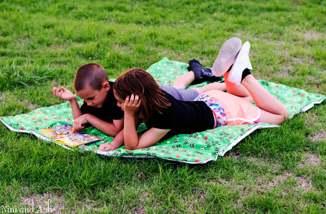 Picnic blanket tote bag top